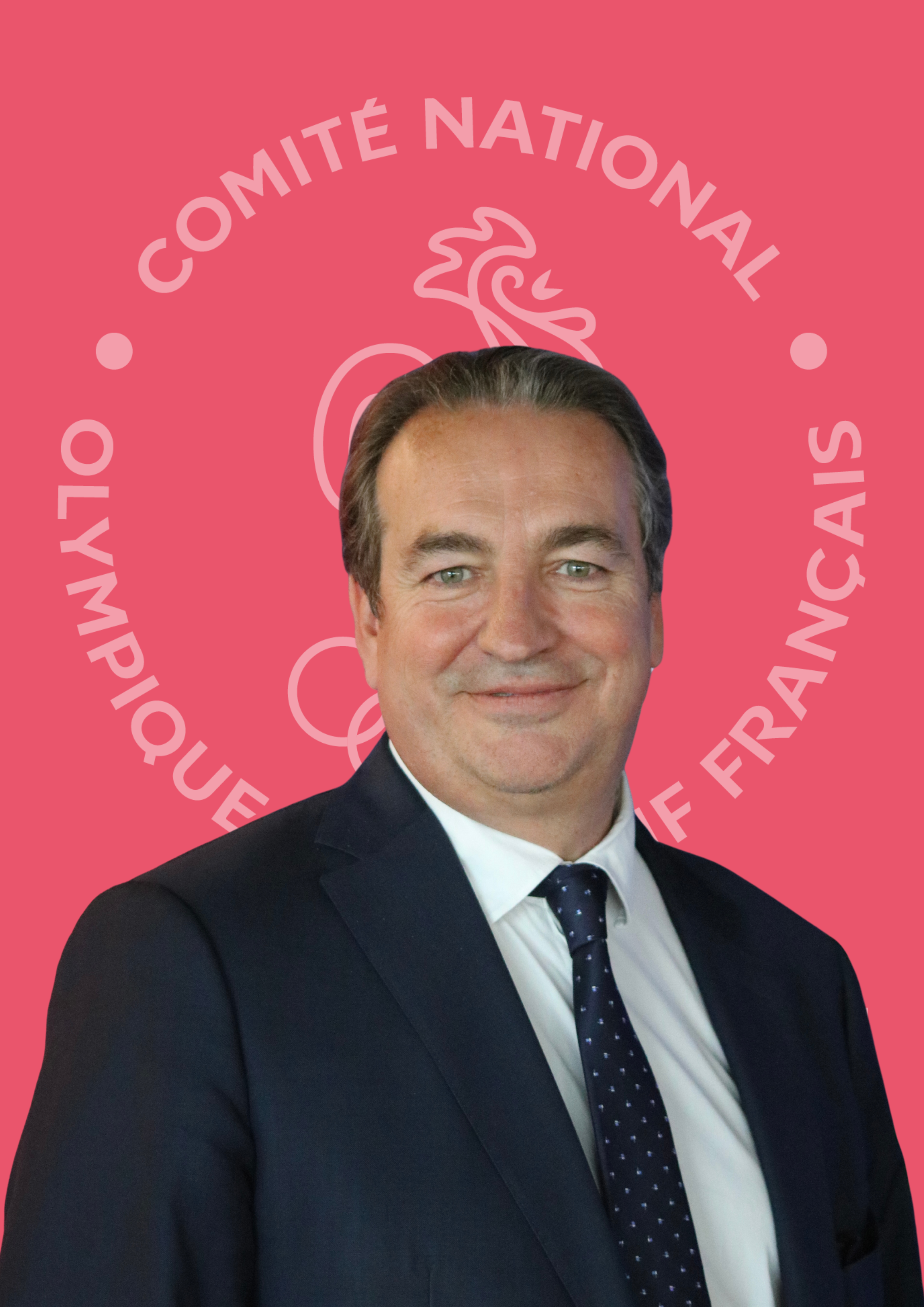 Portrait de Christophe Bourdin, président du CROS Occitanie, en costume, sur un fond rose avec le logo du Comité National Olympique et Sportif Français.