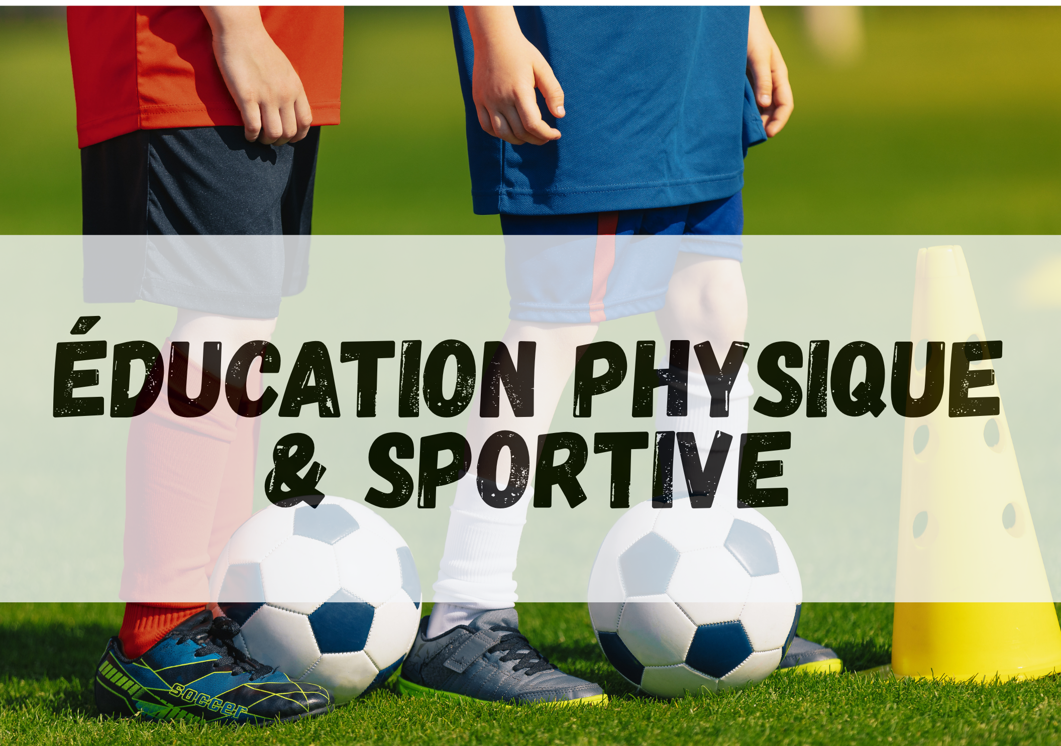 Deux jeunes en tenue de sport sur un terrain de football, avec des ballons à leurs pieds et un plot d’entraînement. Texte : « Éducation physique & sportive ».