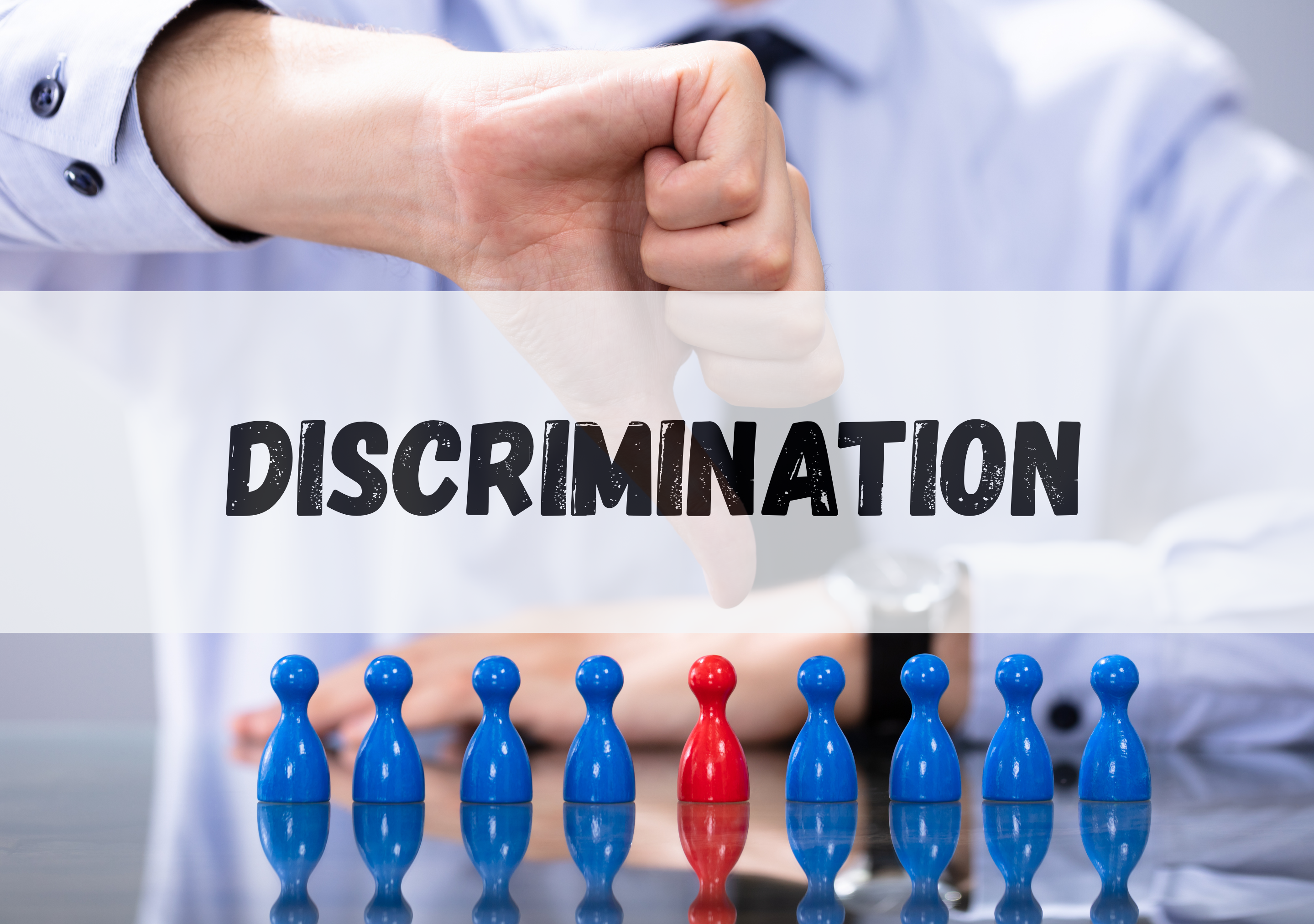 Illustration de la discrimination : une main pointe vers le bas au-dessus d'un personnage rouge entouré de personnages bleus, avec le mot « Discrimination » au centre de l'image.