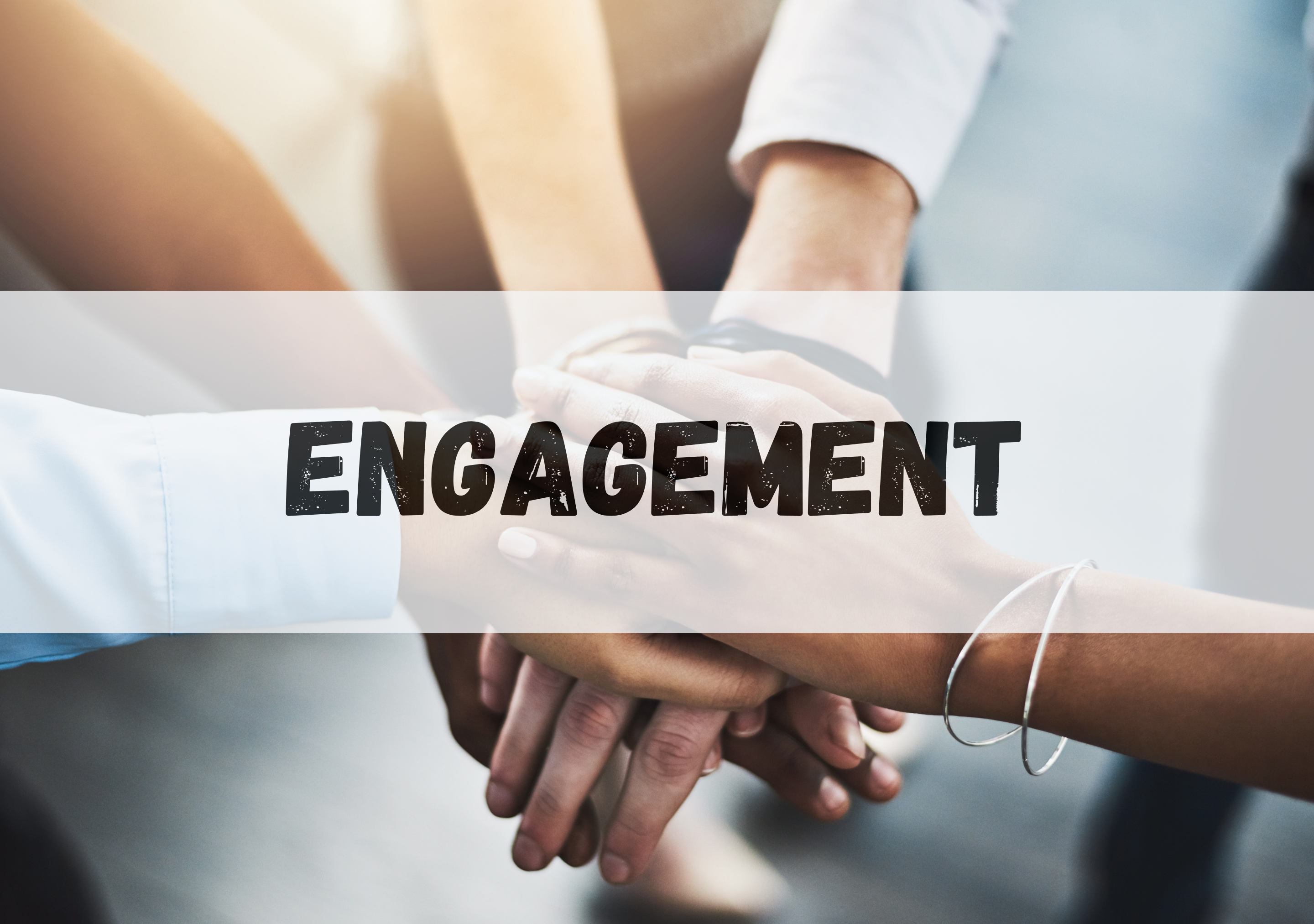 Plusieurs personnes superposent leurs mains en signe de solidarité et d'engagement collectif, avec le mot « Engagement » inscrit au centre de l'image.
