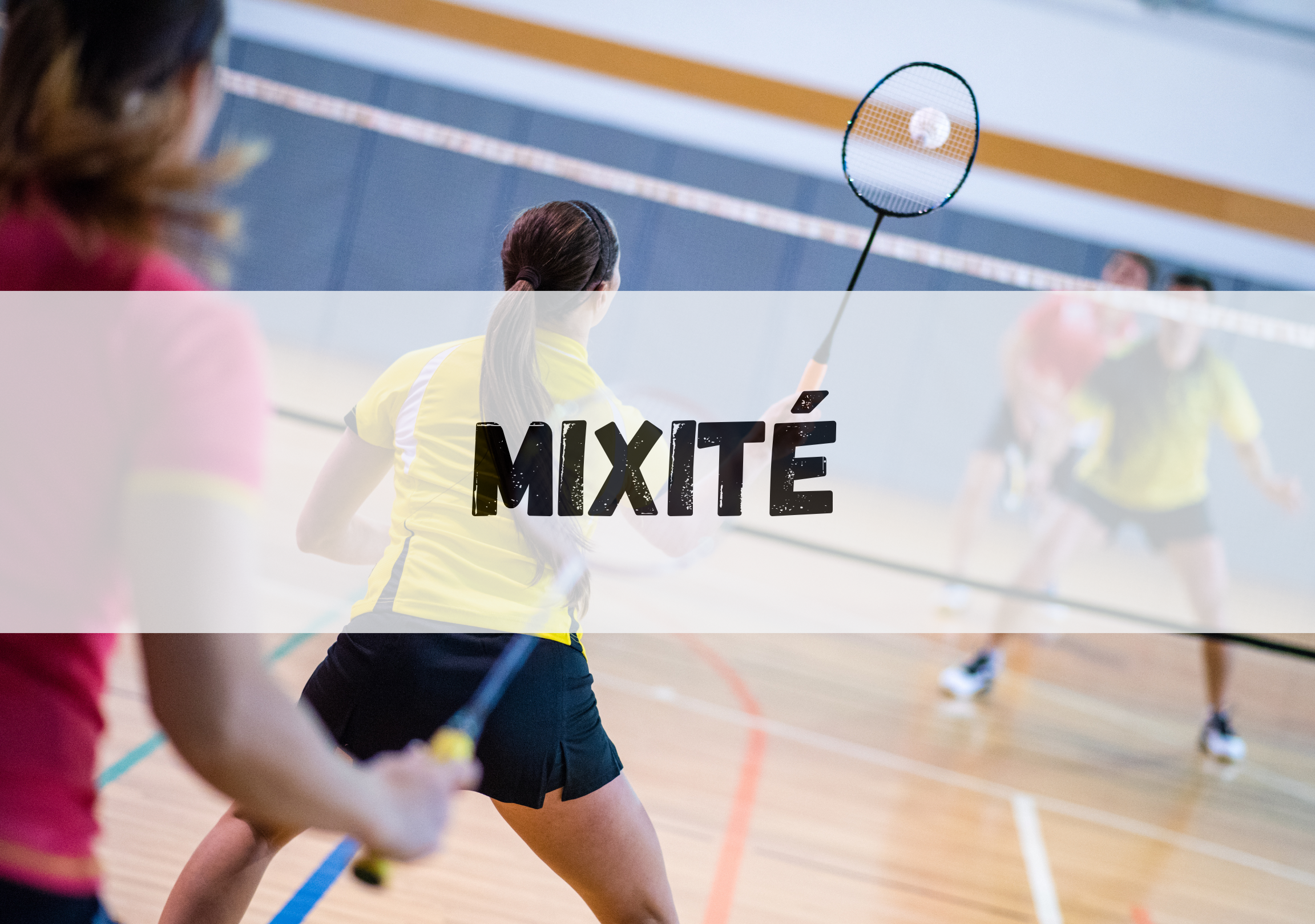 Joueuses et joueurs de badminton disputant un échange dans un gymnase, avec le mot « Mixité » inscrit au centre de l’image.