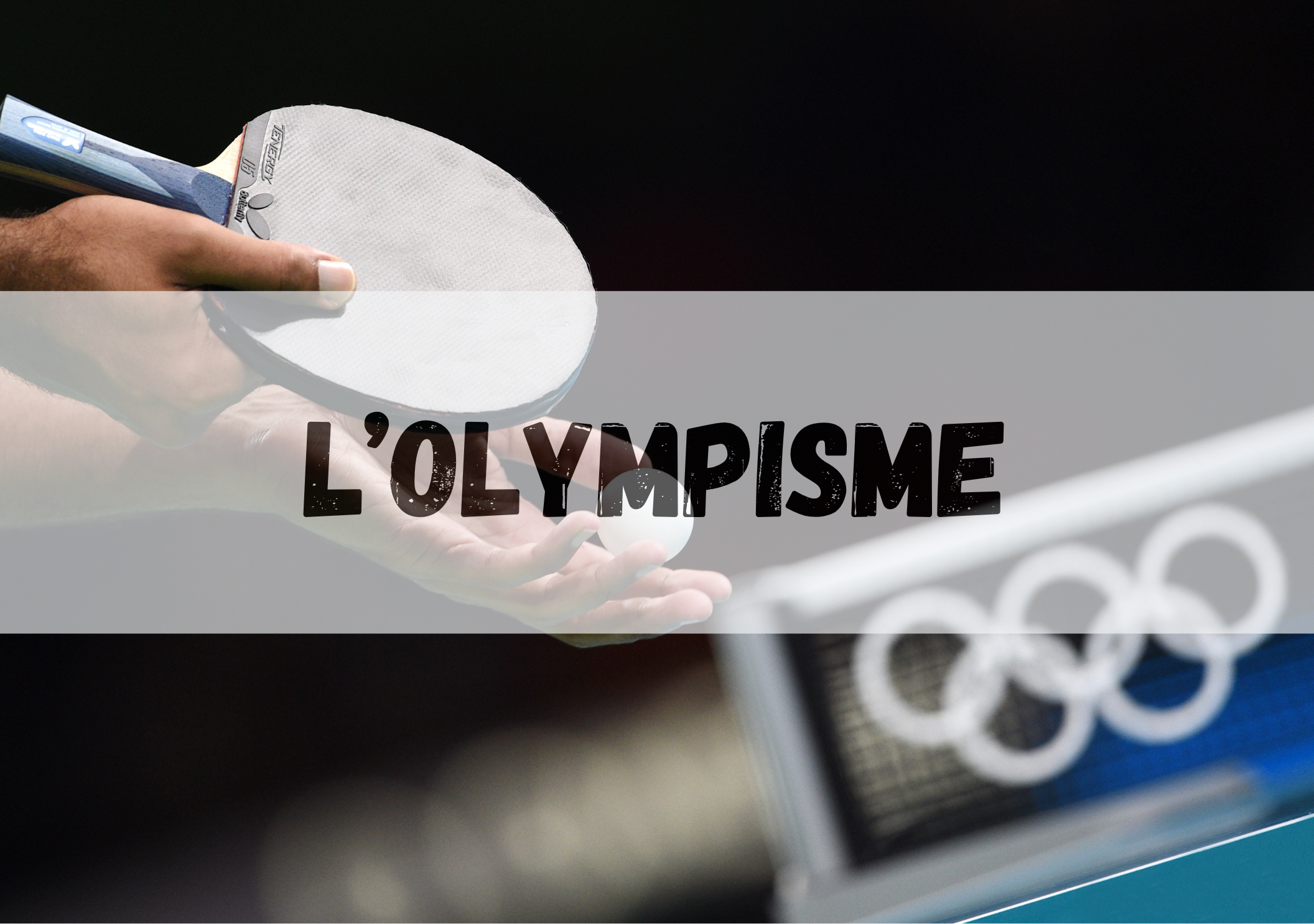 Main tenant une raquette de tennis de table, avec les anneaux olympiques en arrière-plan sur le filet et l'inscription « L’Olympisme ».