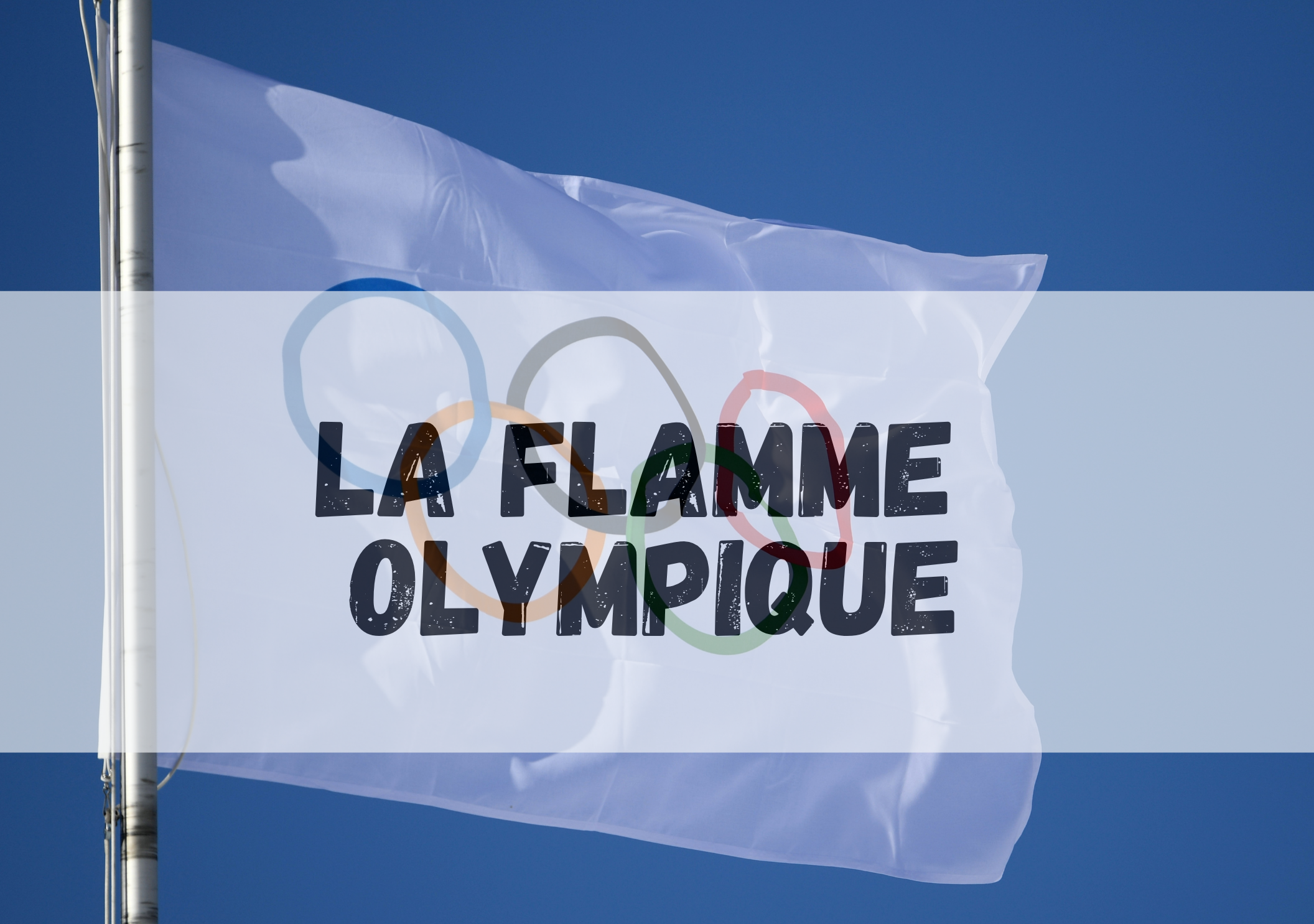 Drapeau blanc portant les anneaux olympiques, flottant sur fond de ciel bleu, avec l'inscription « La Flamme Olympique ».