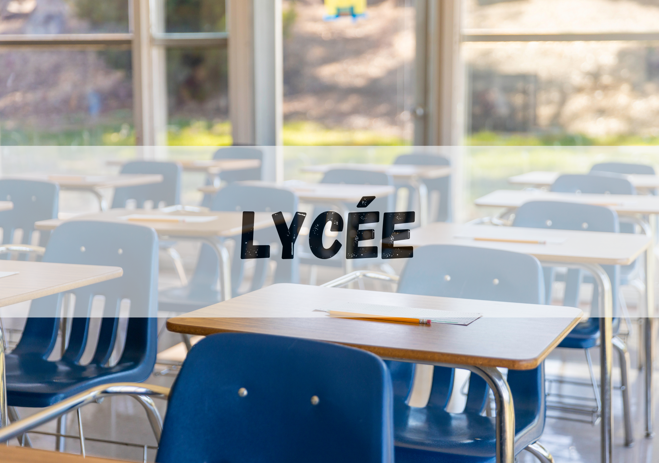 Salle de classe de lycée vide, avec des tables et des chaises bleues disposées en rangées, et l’inscription « Lycée ».