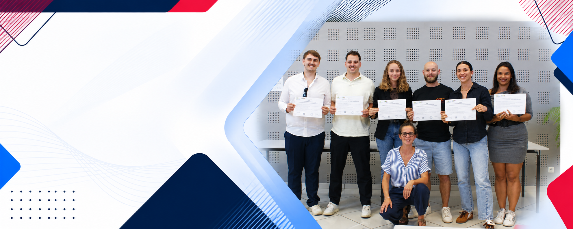 Photo de groupe de la remise des certificats CDSSA 2025-2026 du CROS Occitanie. Plusieurs diplômés posent ensemble en tenant leur certificat.