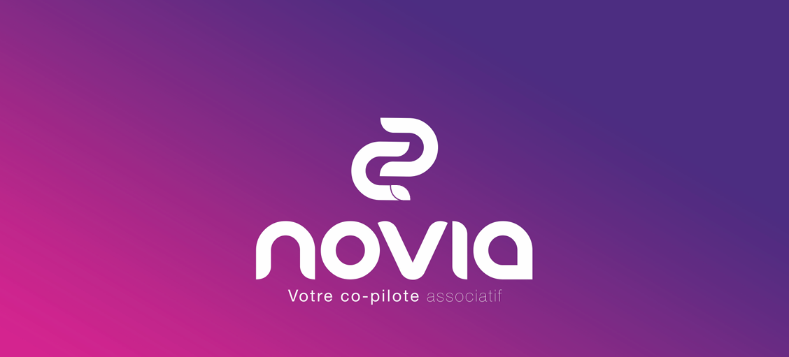 Logo blanc de NOVIA, accompagné de la signature « Votre co-pilote associatif », sur un fond dégradé rose et violet.